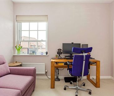 Beautiful top floor two bedroom apartment in Winchester Village. - Photo 1