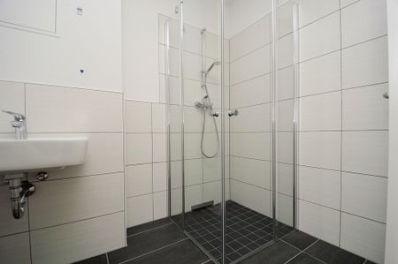 KOMFORTABEL WOHNEN FÜR SINGLE ODER PAAR - KLEINE 3-ZIMMER-WHG. MIT AUFZUG, BALKON, FUSSBODENHEIZUNG UND EINBAUKÜCHE - Photo 3