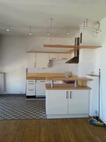 Appartement 3 pièces 62m2 MARSEILLE 2EME 958 euros - Photo 2