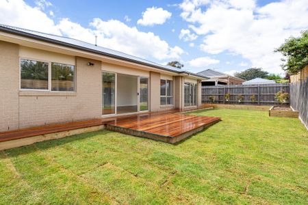 Contemporary Sustainable Comfort Just Steps From Schools, Shops & Transport - Photo 5