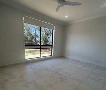 Comfort, Convenience & Family-Friendly Living - Photo 2