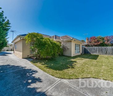 FRESHLY PAINTED TWO BEDROOM HOME WITH BRAND NEW CARPET IN HUNTINGDALE!!!! - Photo 1