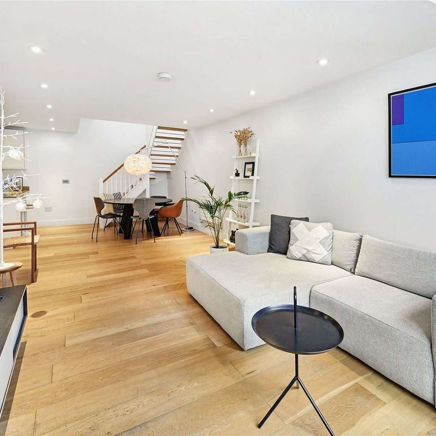 A bright and spacious two bedroom house, tucked away in a quiet cobbled Mews ideally located close to South Kensington. - Photo 1