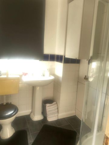 1 bedroom in a house share to rent - Photo 3