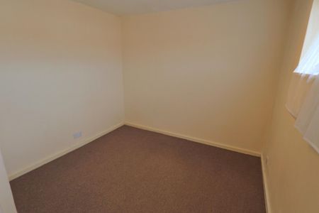 Utrillo Close, Coventry - Large 3 Bedroom Mid Terrace with Garage - Photo 4