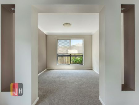 SPACIOUS, EXECUTIVE-STYLE HOME IN BRIDGEMAN DOWNS - Photo 3