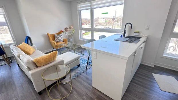 Toronto Furnished Townhouse for Rent - Spacious 2 Bed, 2.5 Bath Corner Suite with Private Rooftop Patio and City Views - Photo 1