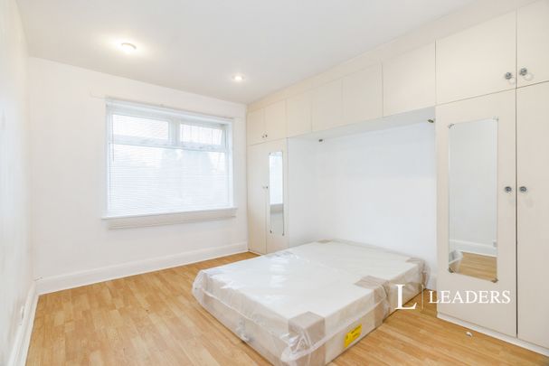 1 bedroom house to rent Elgar Avenue, Surbiton, KT5 - Photo 1