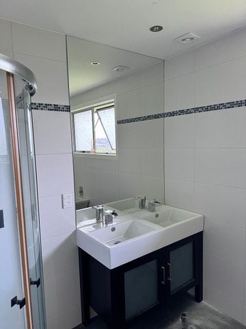 Charming 4BR lifestyle Home w/ Courtyard & Deck - Photo 5