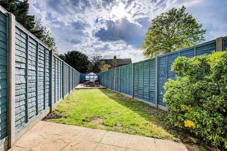 Bloxham Crescent, Hampton, TW12 - Photo 2