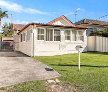 Charming Three Bedroom Home - Photo 1