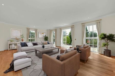 A grand mansion house in a prestigious private road location a short drive from both Esher and Cobham, ideally located for the ACS International School. - Photo 2