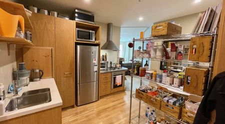 Fully Furnished 2 bedroom apartment in iconic waterfront Oriental Bay building - Photo 3