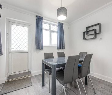 4 bedroom end of terrace house to rent - Photo 1