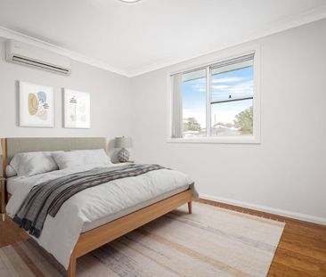 LARGE RENOVATED FIVE BEDROOM HOME WITH MULTIPLE LIVING ZONES! - Photo 5