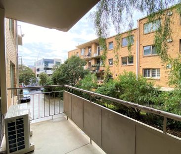 Generously sized in prime location - Photo 4