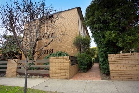 PERFECT LOCATION ONE BEDROOM APARTMENT ON MATHOURA! - Photo 2