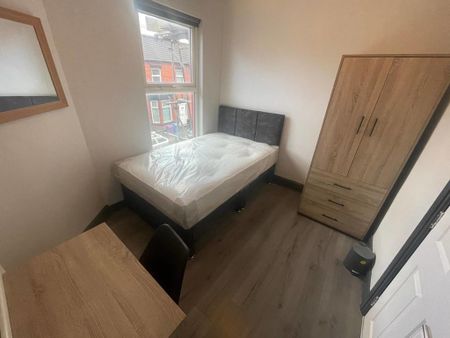 4 bedroom end of terrace house to rent - Photo 5