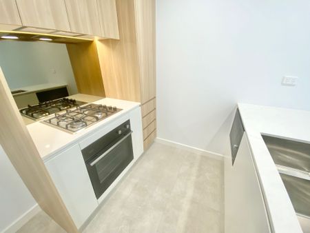 Ground Floor Unit with Courtyard&excl;&excl; - Photo 5