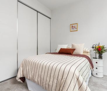 Peaceful Courtyard Retreat in a Vibrant Urban Setting - Photo 3