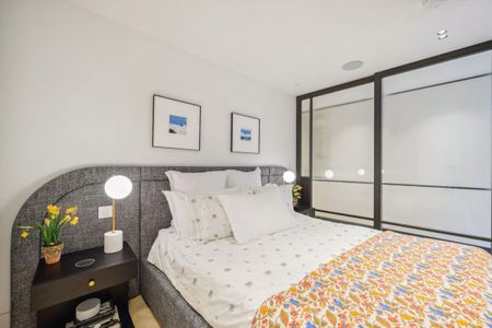 A beautifully presented one-bedroom apartment with private courtyard in Marylebone, W1. - Photo 5