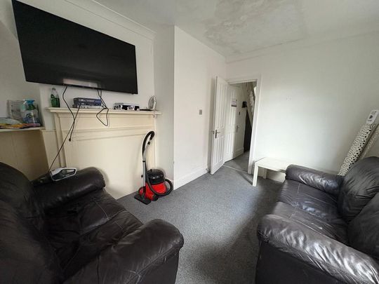 5 bedroom semi-detached house to rent - Photo 1