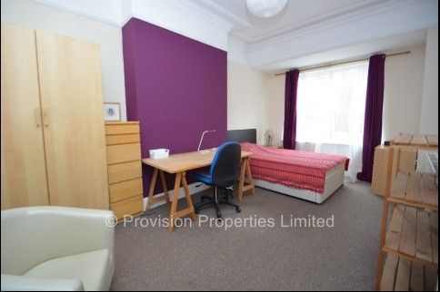 8 Bedroom near Leeds University - Photo 1