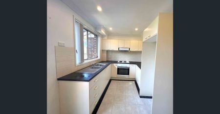 Available from 14/02/2026 New carpet,Freshly painted walls doors through out 3 bedroom townhouse with A/C - Photo 4