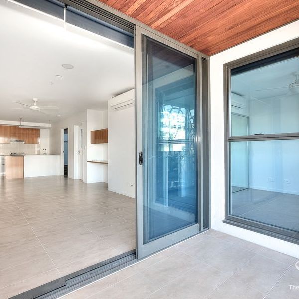 Stylish 2 Bedroom Apartment in the Heart of South Brisbane - Photo 1