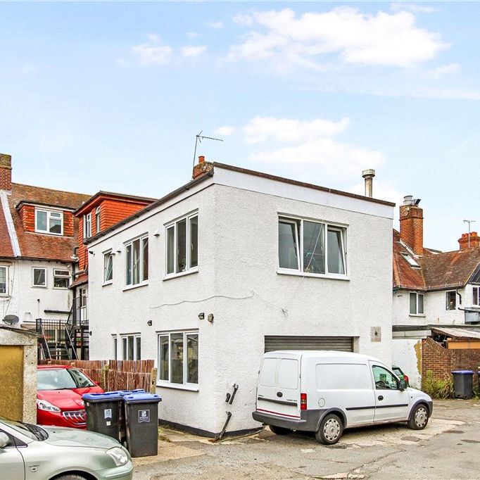 Old Woking Road, West Byfleet, Surrey, KT14 6LG - Photo 1