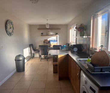 3 Bed Semi-detached House - Photo 6