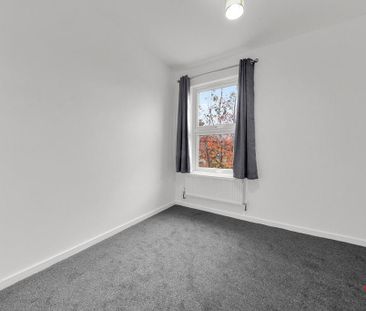 4 bedroom end of terrace house to rent - Photo 1