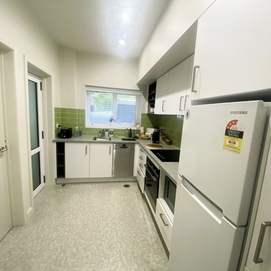 Gem on Oriental! - Photo 1