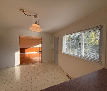 Charming 3 Bedrooms Plus Den/3 Bathrooms Rancher in Sunny South Sur... - Photo 6