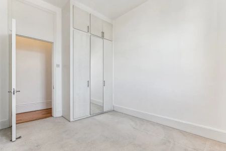 4 bedroom flat in Allen Street - Photo 2