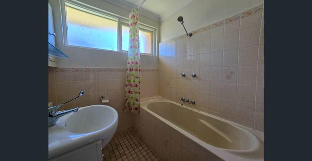 Convenient Living in Macquarie Fields in Selective School Catchment - Photo 1