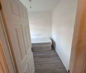 Room in a Shared House, Amberton Creaent, LS8 - Photo 2
