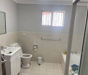 3 Bedrooms Townhouse - Photo 1