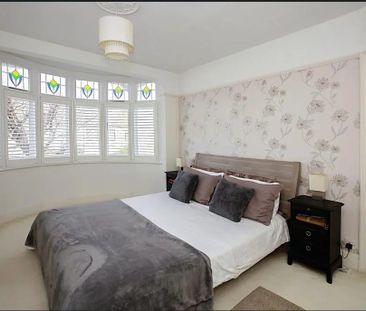 3 Bed Terraced House, Dereham Road, IG11 - Photo 6