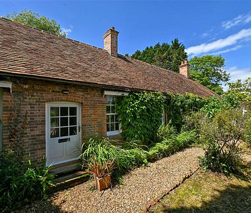 A newly refurbished 5 bedroom cottage available to rent in this wonderful rural setting at Pamber End, between Reading and Basingstoke. - Photo 1