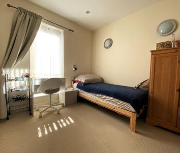 2 bedroom Flat To Let - Photo 2