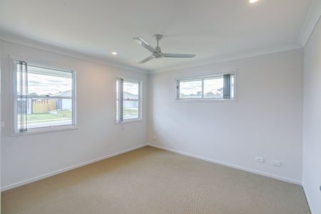 Brand-New Family Home in Park Lane Reserve! - Photo 3