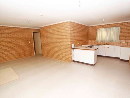 Ground Floor Unit Close to Town - Photo 4