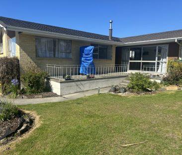 Family Living in Gleniti - Photo 1