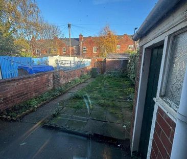 2 bedroom terraced house to rent - Photo 2