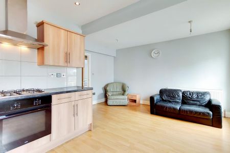 3 bedroom flat to rent - Photo 2