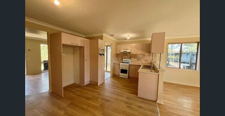 Cosy Three Bedroom Home with Generous Backyard - Photo 2