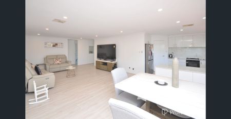 Grand Residence with Fully Ducted Reverse Cycle Air Conditioning - Photo 2