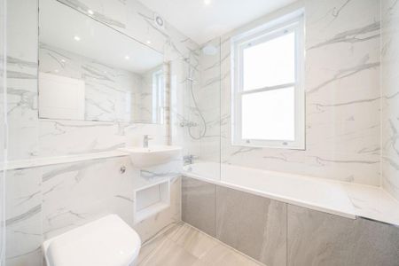 4 bedroom semi-detached house to rent - Photo 4