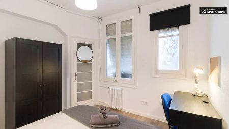 Room in a shared 8-bedroom apartment for rent in Sant Gervasi Galvany perfect for students or professionals. - Foto 2